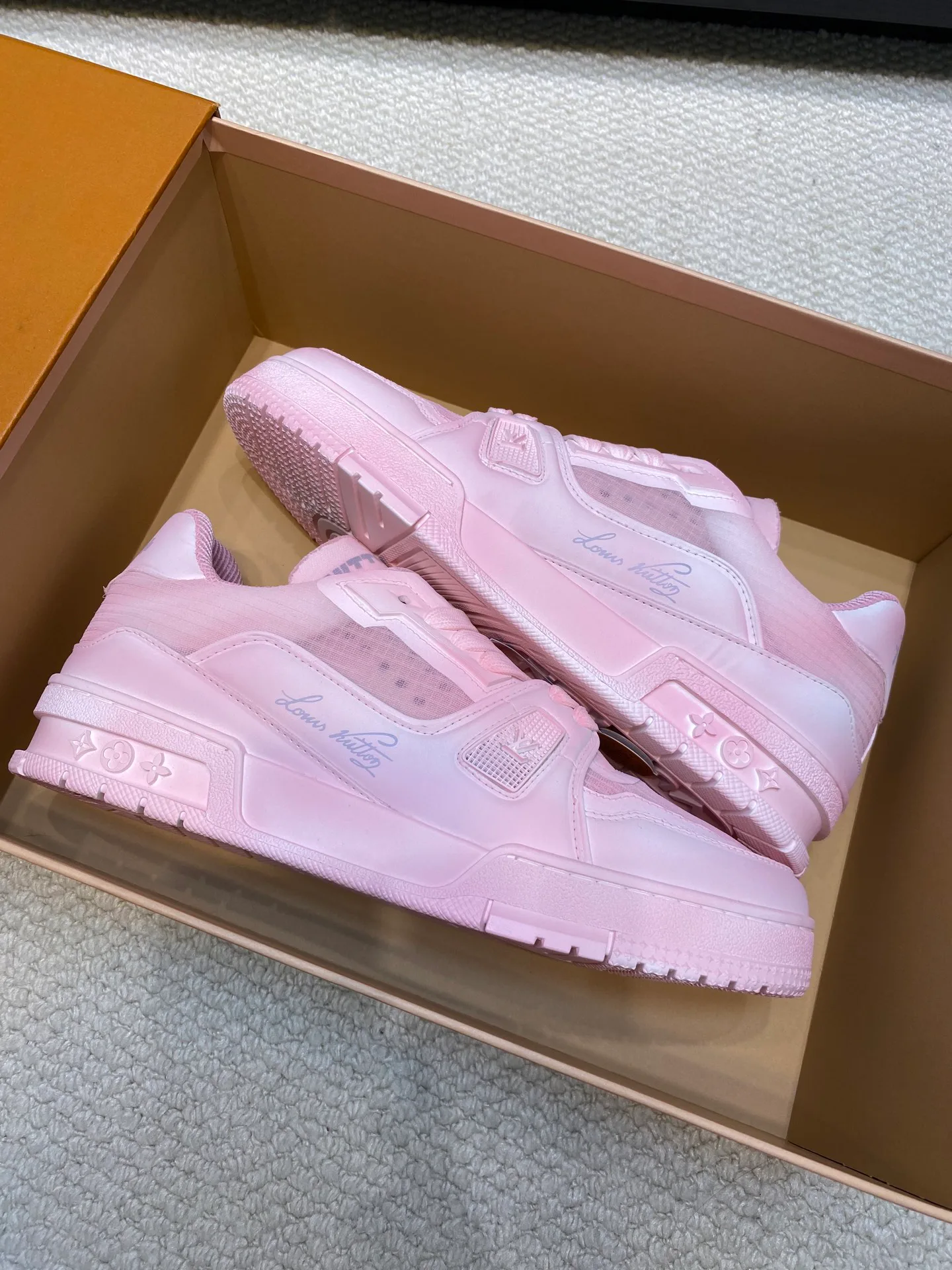 Women's Sneakers LOUIS VUITTON 17969019