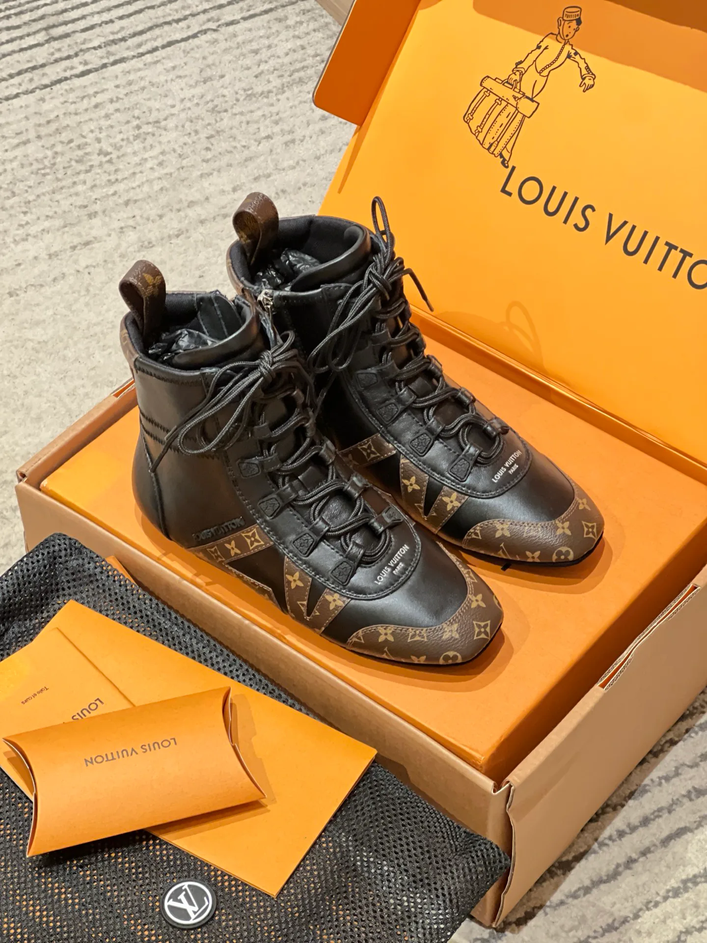 Women's Sneakers LOUIS VUITTON 18194174