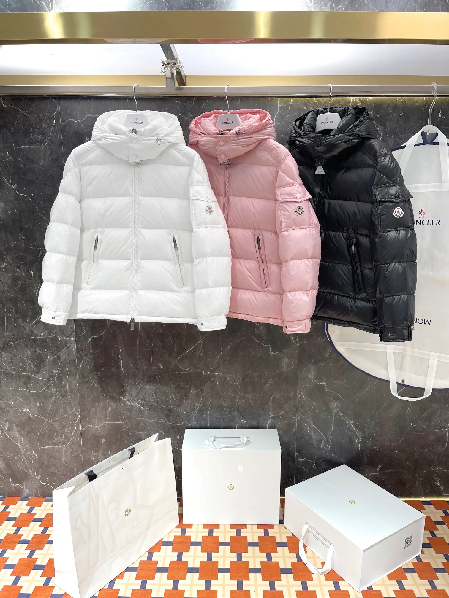 Women's Jackets And Down Jackets MONCLER 18188956