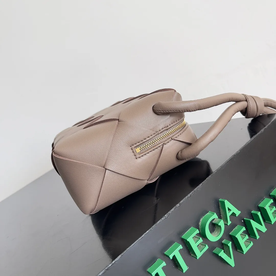 Women's Classic Handbags BOTTEGA VENETA 17372463