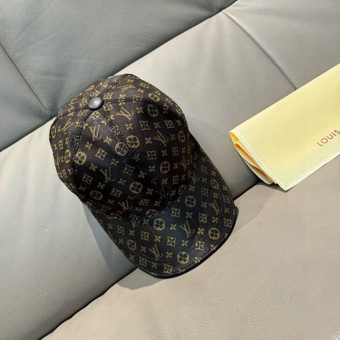 Hats LOUIS VUITTON 18347072
