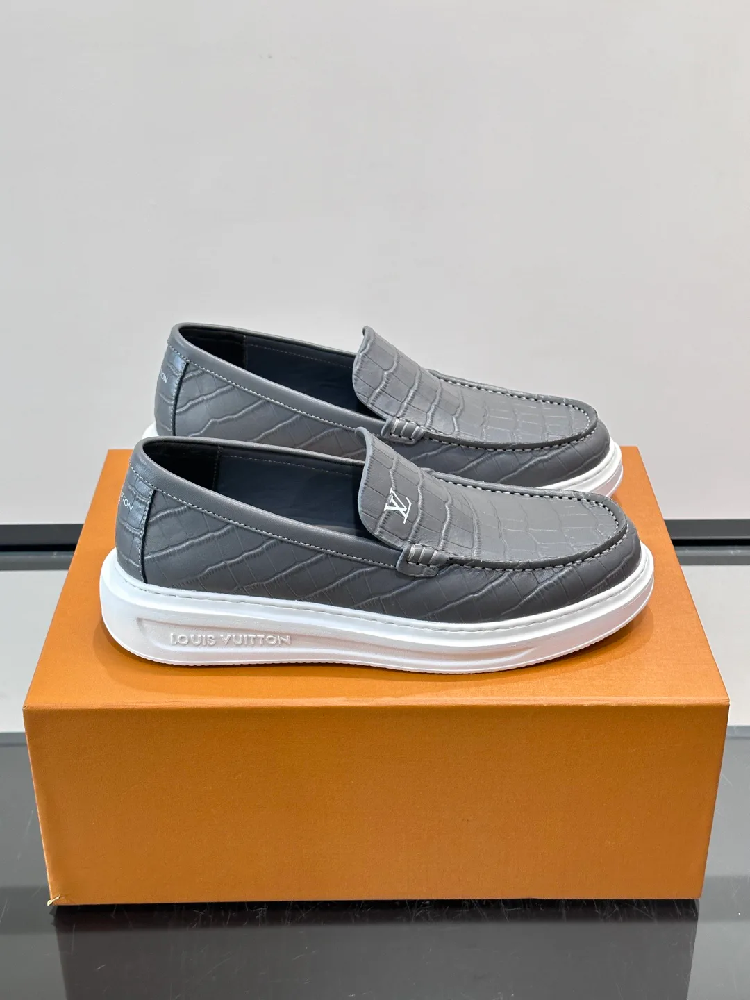 Men's Loafers And Dress Shoes LOUIS VUITTON 17806104