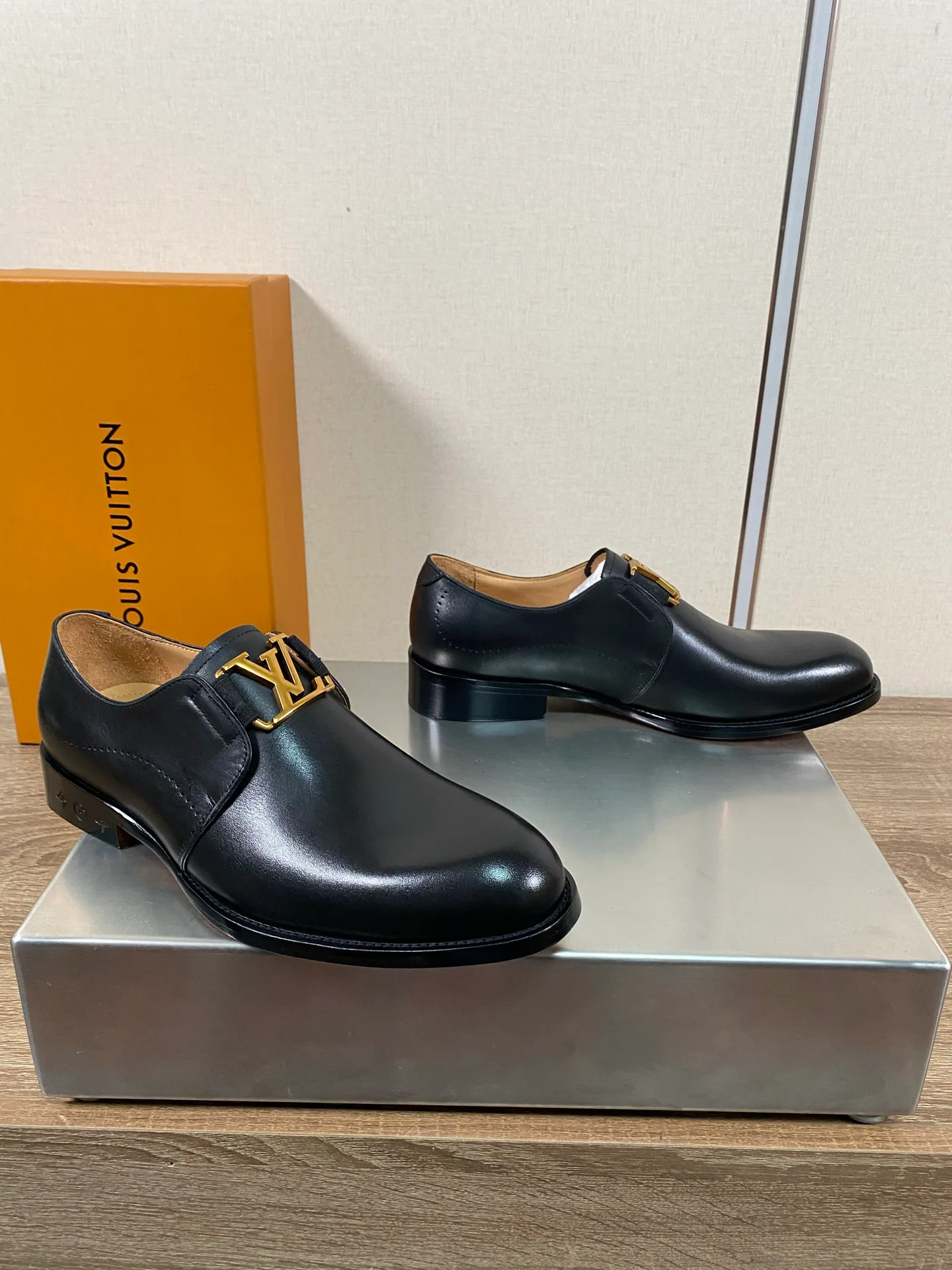 Men's Loafers And Dress Shoes LOUIS VUITTON 18078687