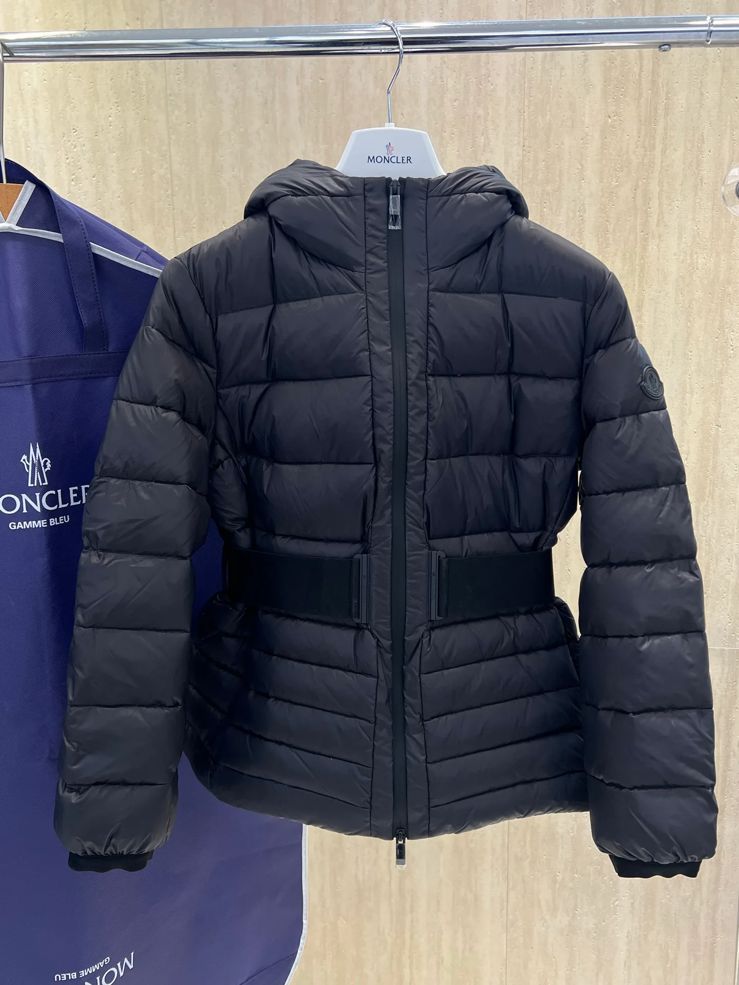 Women's Jackets And Down Jackets MONCLER 18302920