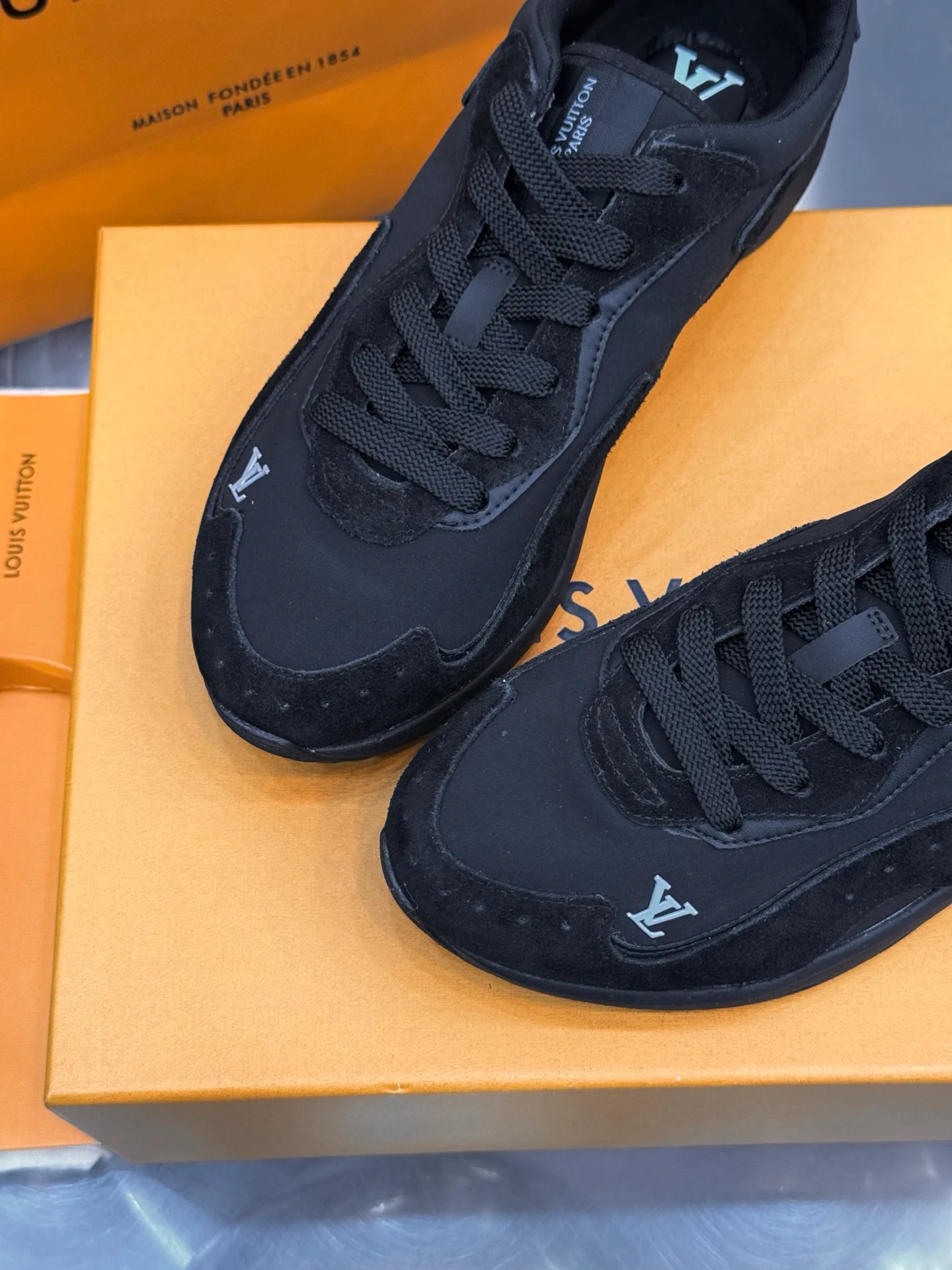 Men's Sneakers LOUIS VUITTON 18202637