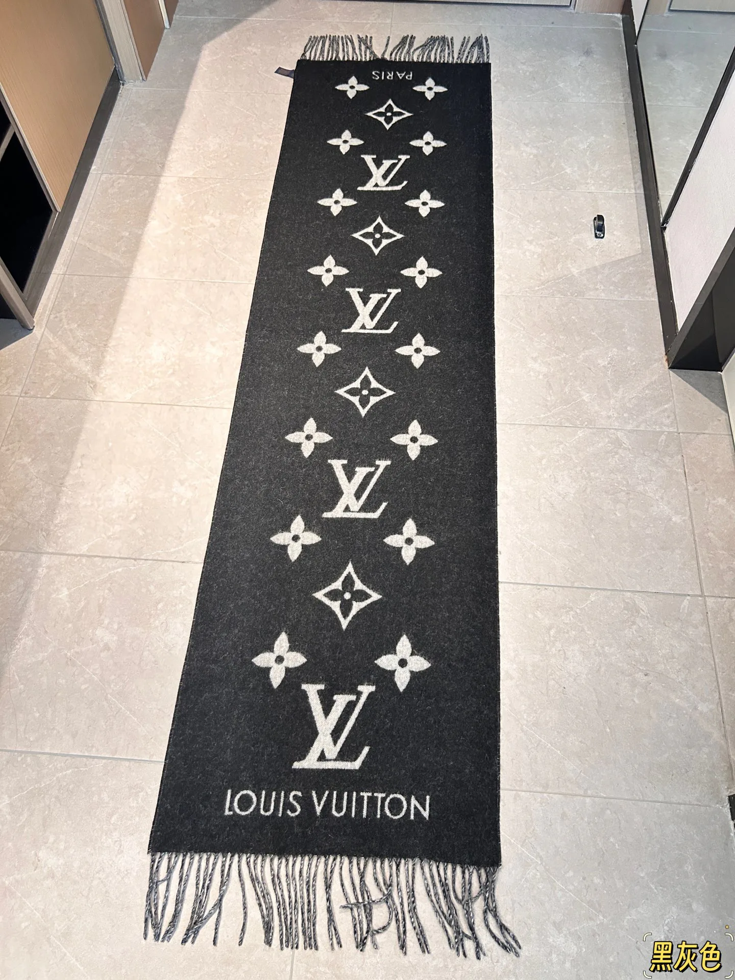 Scarves LOUIS VUITTON 18507446