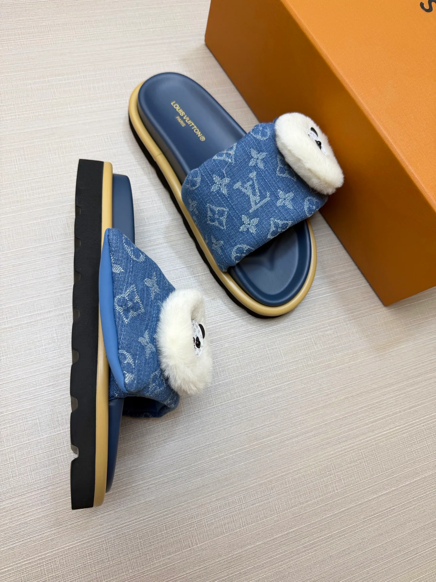 Women's Flip-Flops LOUIS VUITTON 18011820