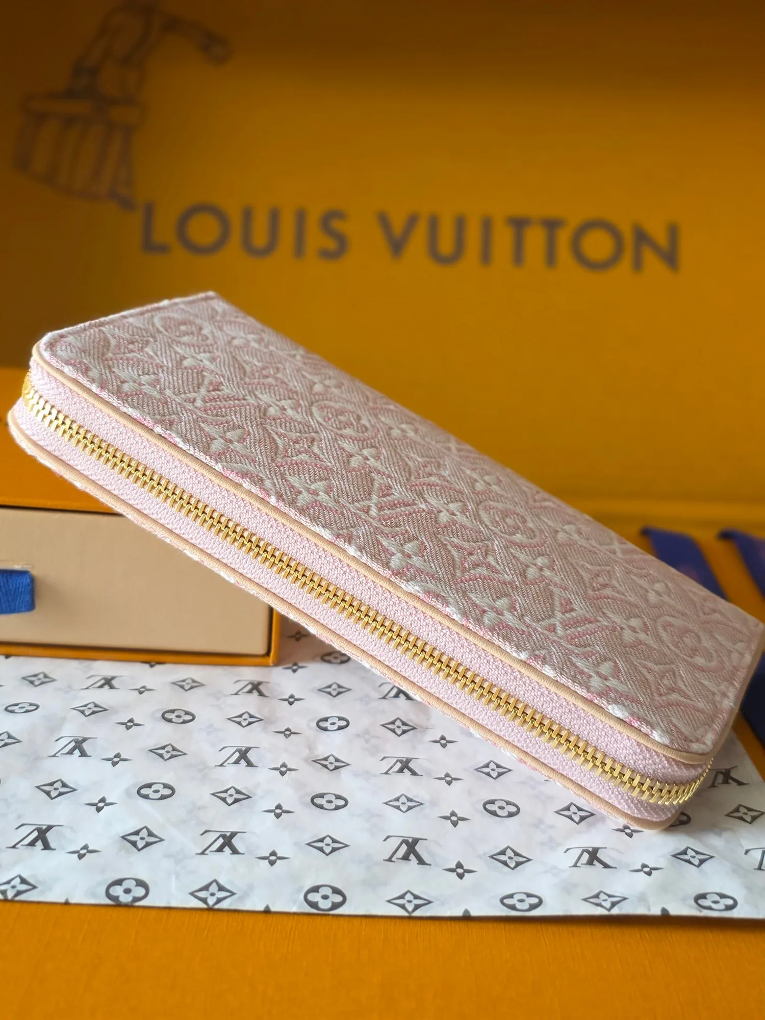 Women's Clutches LOUIS VUITTON 18391185