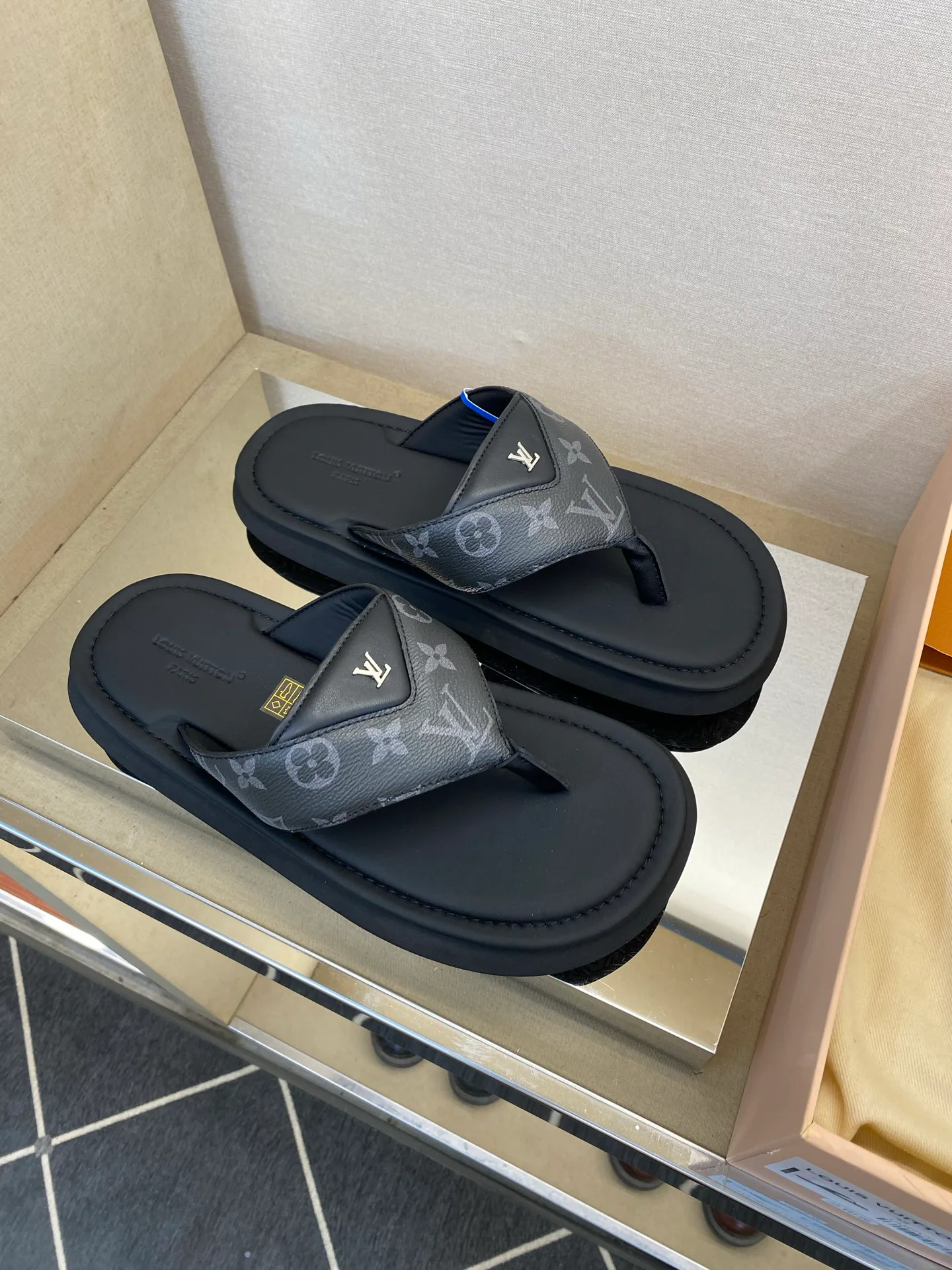 Men's Flip-Flops LOUIS VUITTON 17706373
