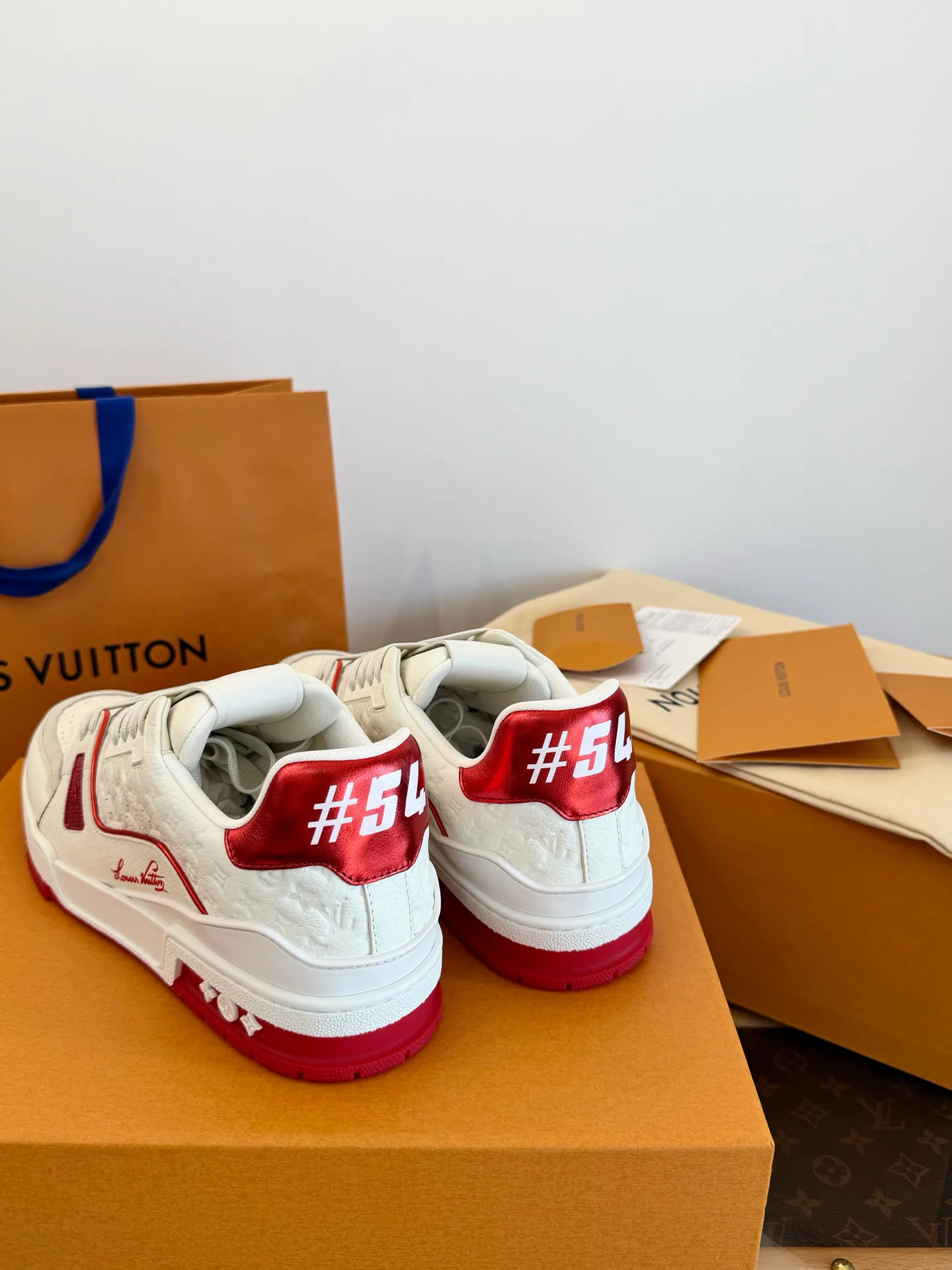 Women's Sneakers LOUIS VUITTON 18547388