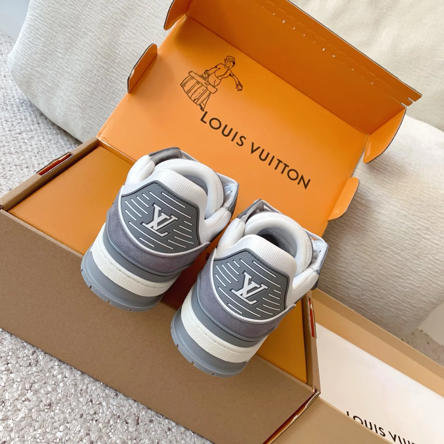 Women's Sneakers LOUIS VUITTON 18258360
