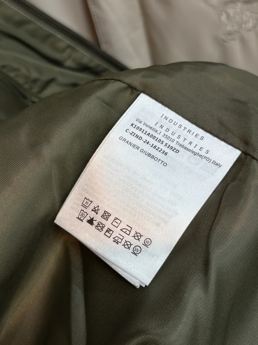 Women's Jackets And Down Jackets MONCLER 18157297