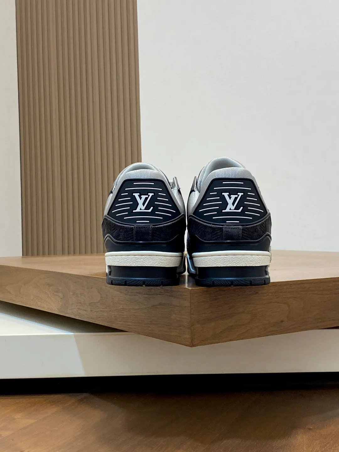 Men's Sneakers LOUIS VUITTON 18100301
