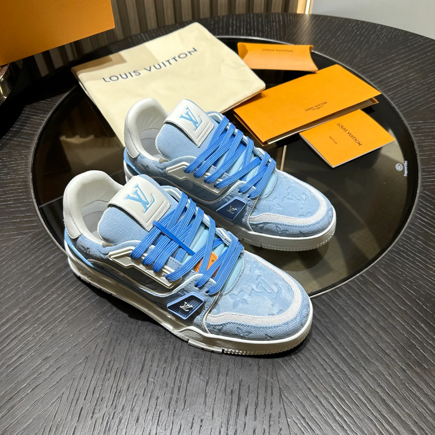 Women's Sneakers LOUIS VUITTON 18192502