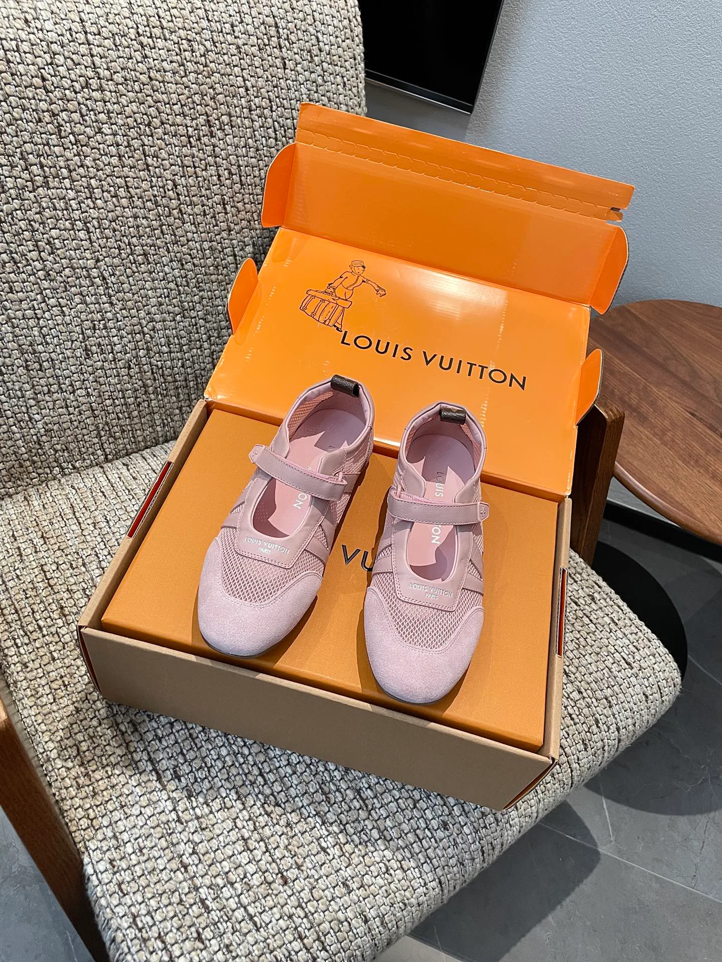 Women's Sneakers LOUIS VUITTON 18209171