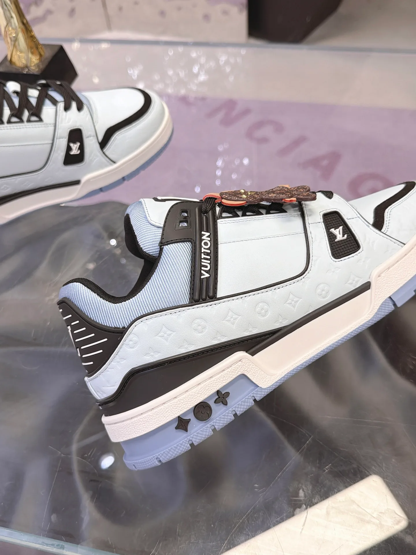 Women's Sneakers LOUIS VUITTON 17930929