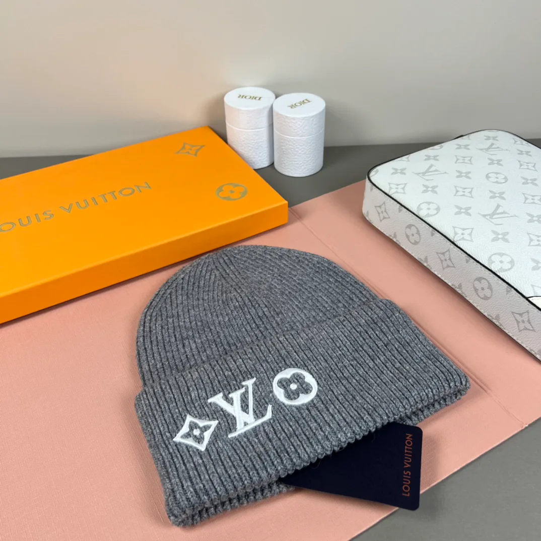 Hats LOUIS VUITTON 17879713