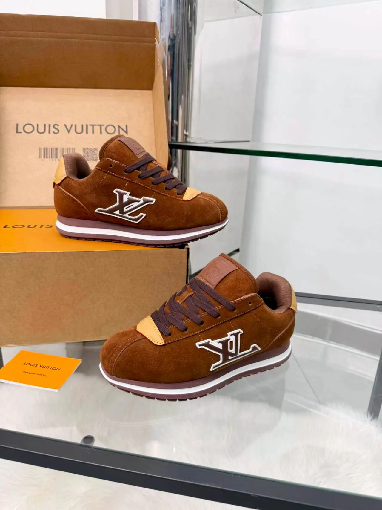 Women's Sneakers LOUIS VUITTON 18417396