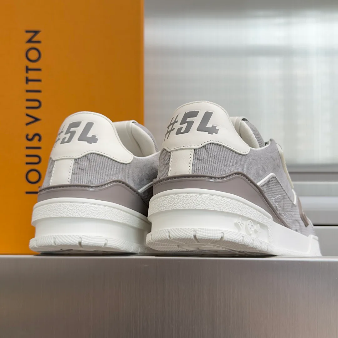 Women's Sneakers LOUIS VUITTON 17483689