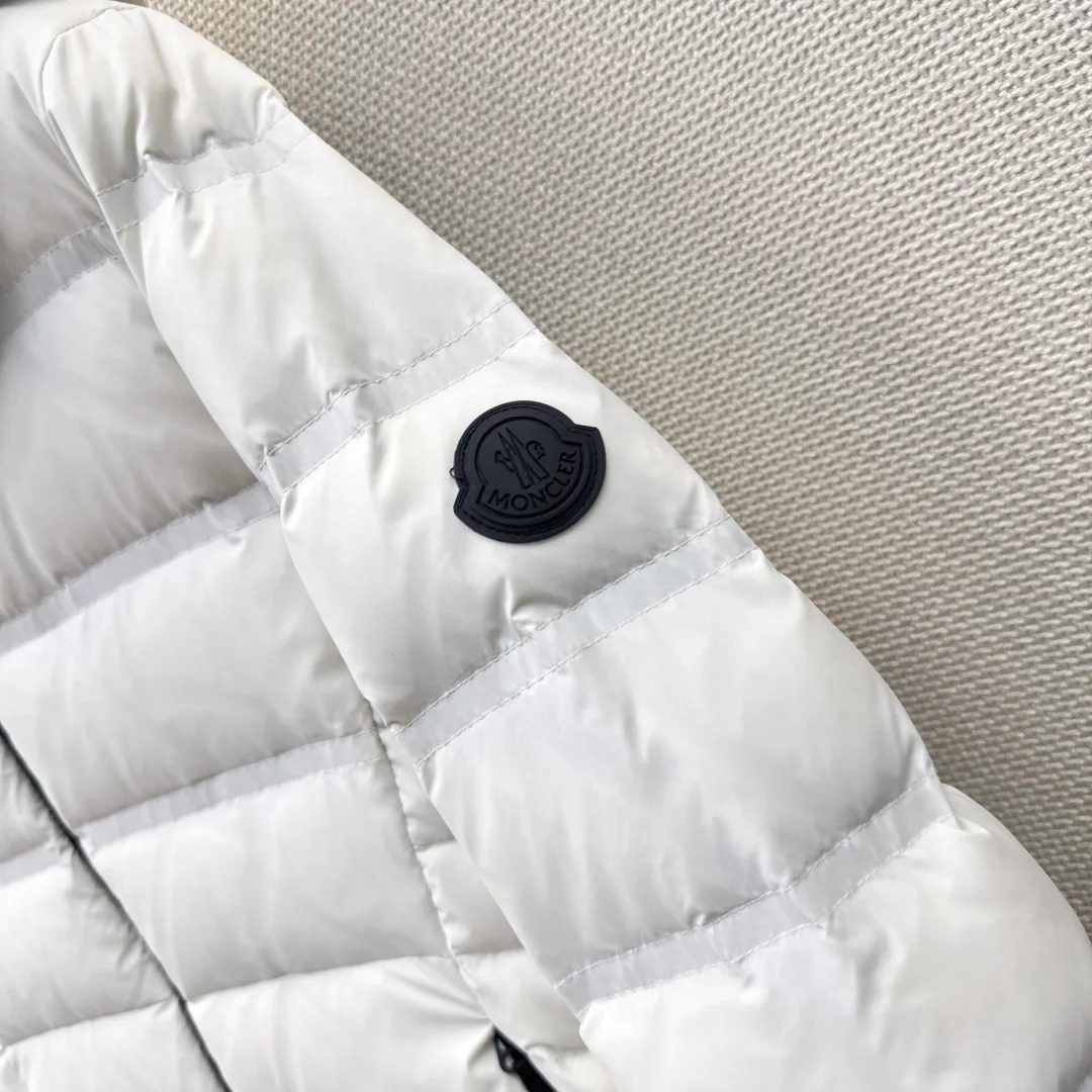 Women's Jackets And Down Jackets MONCLER 18450472