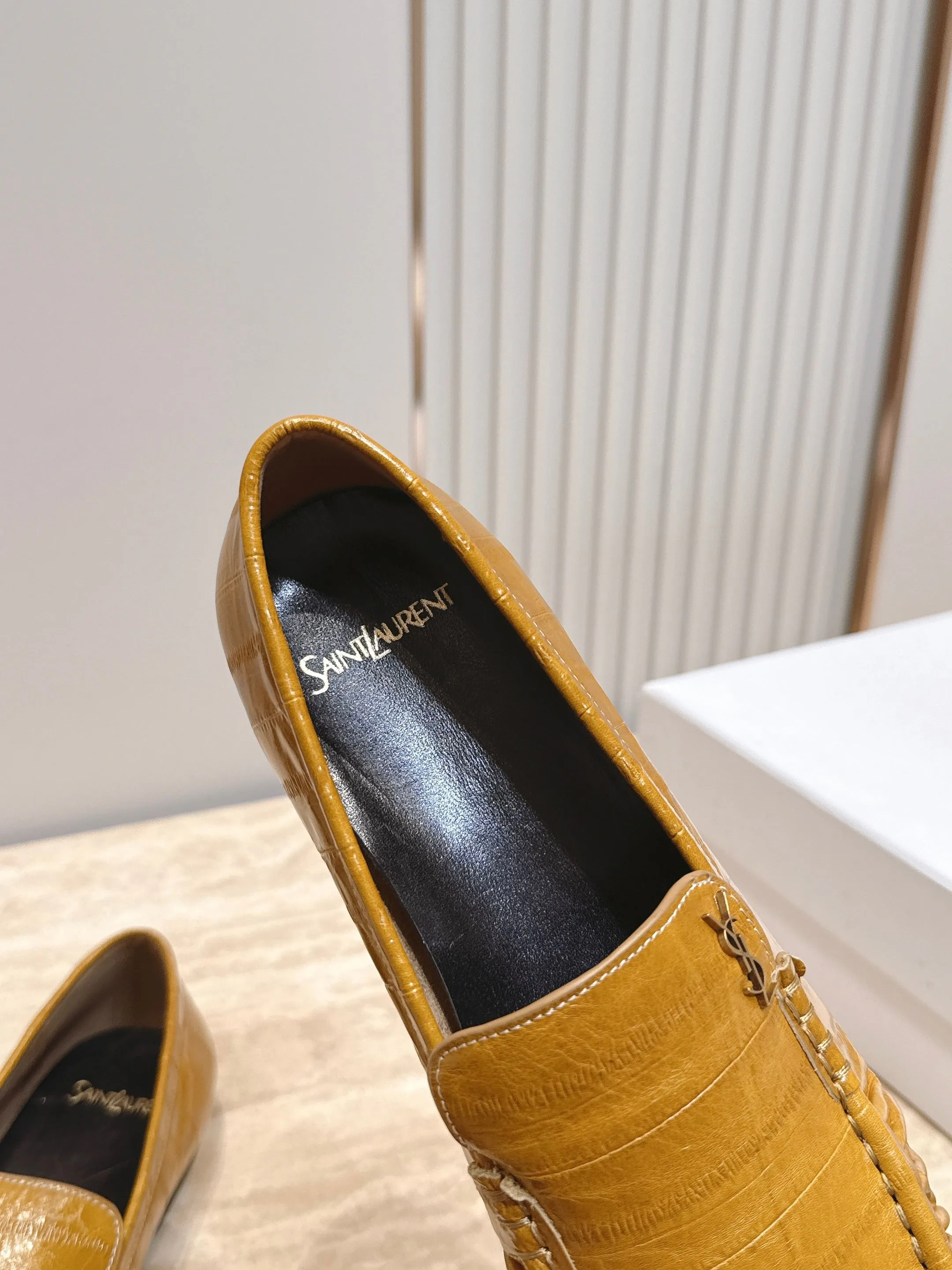 Women's Loafers And Moccasins SAINT LAURENT 17701328