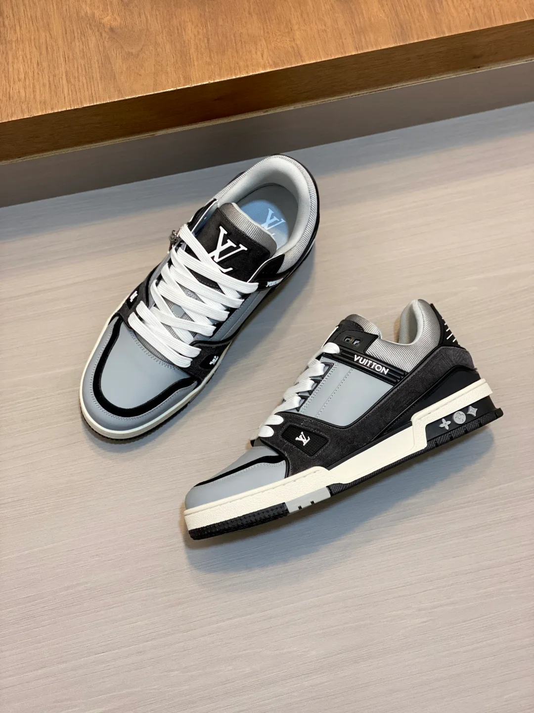 Men's Sneakers LOUIS VUITTON 18100301
