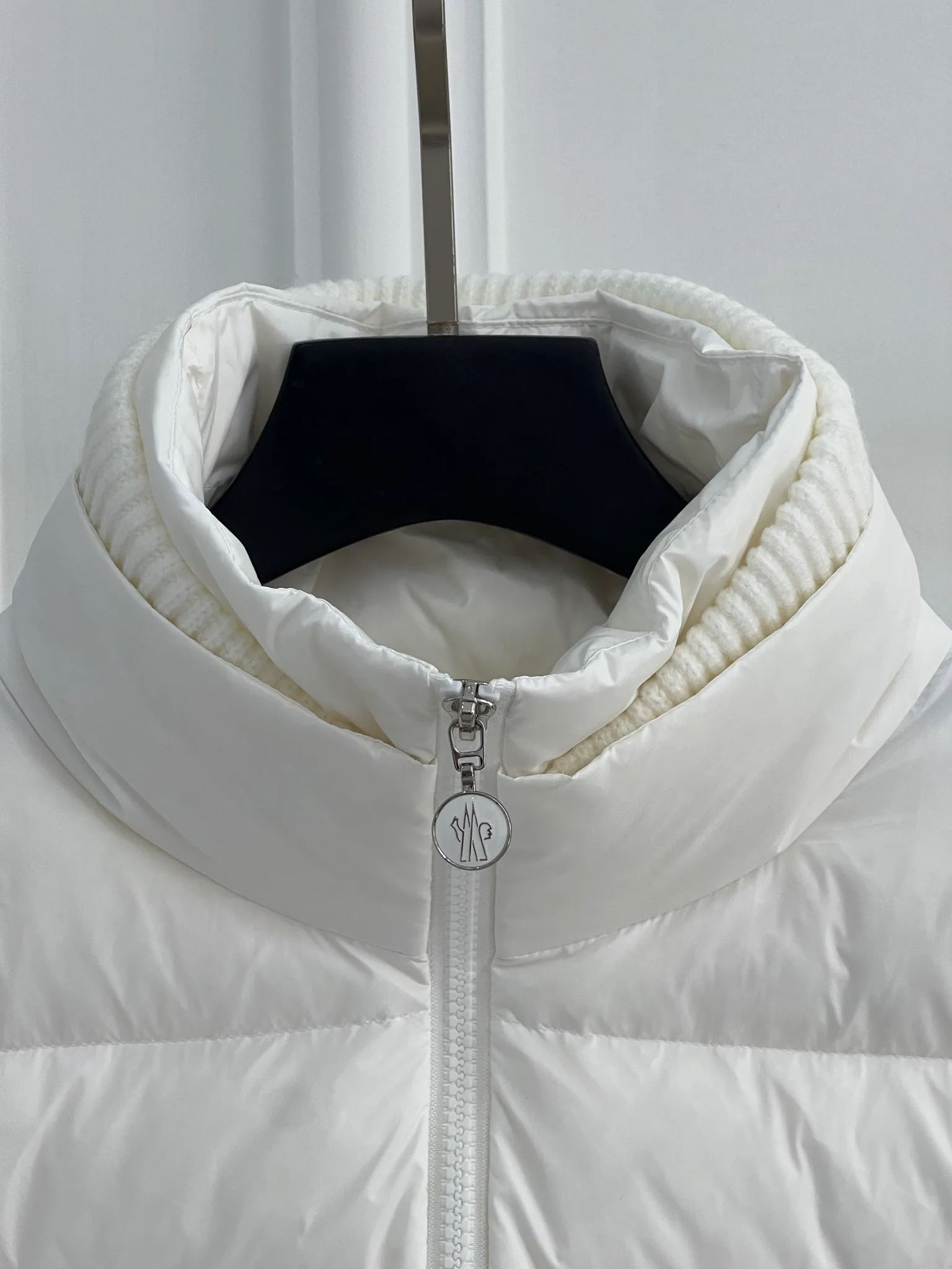 Women's Jackets And Down Jackets MONCLER 18416279