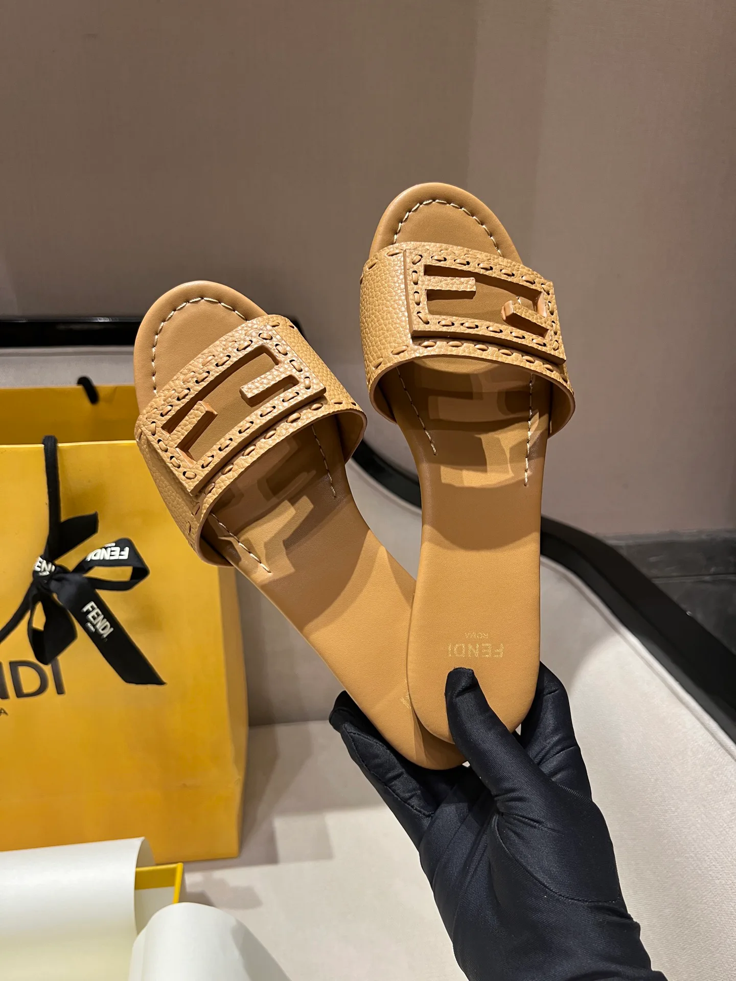 Women's Flip-Flops FENDI 17594291