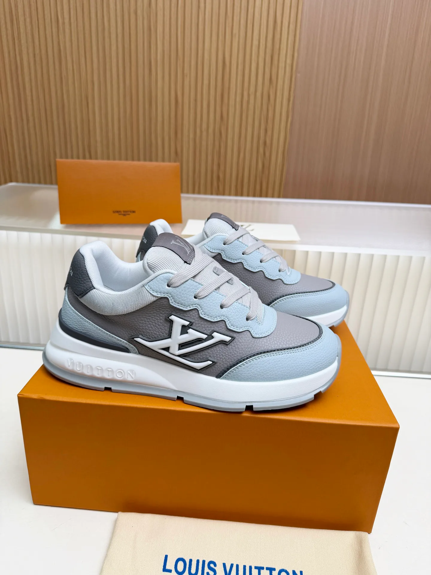 Women's Sneakers LOUIS VUITTON 18212257