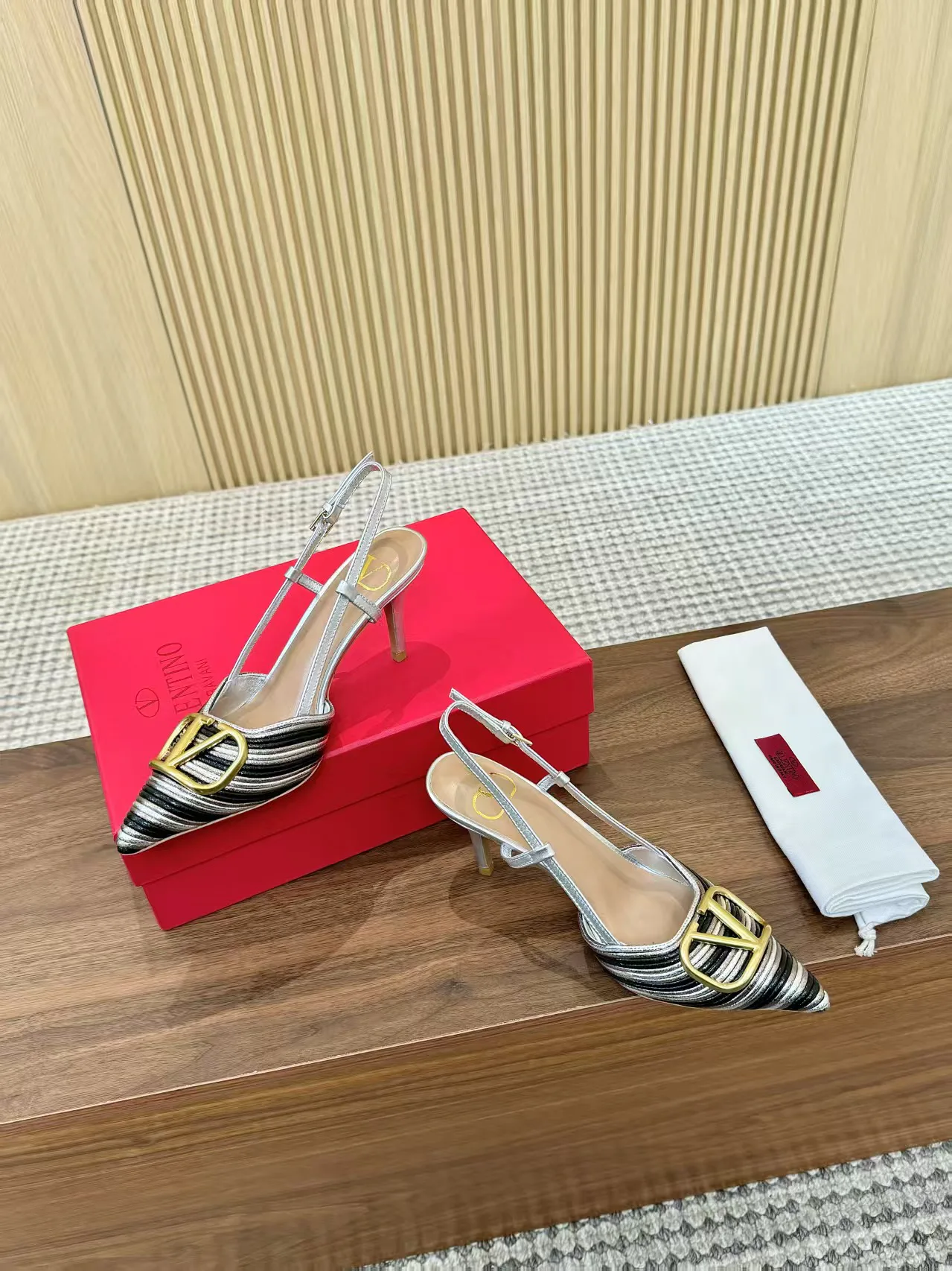 Women's Open-Toe Sandals VALENTINO 17956877