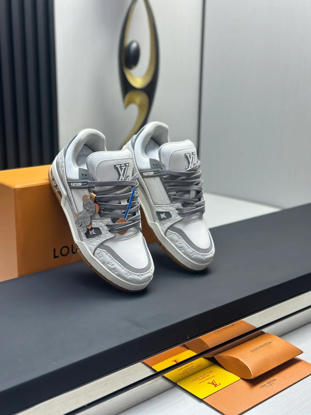 Women's Sneakers LOUIS VUITTON 18011578