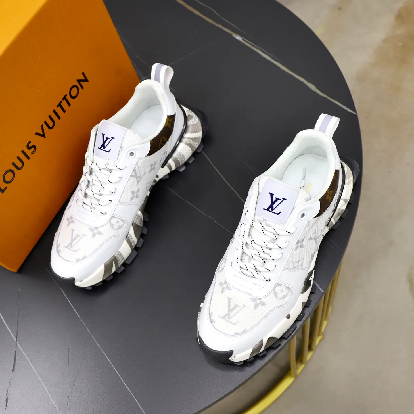 Men's Sneakers LOUIS VUITTON 18516257