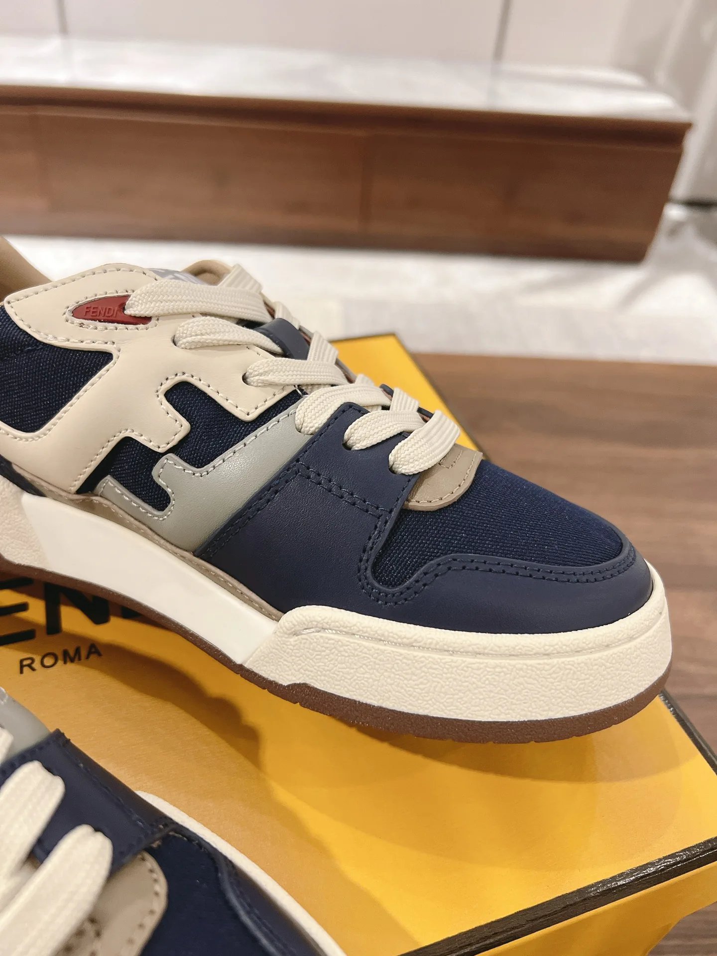 Women's Sneakers FENDI 18219546