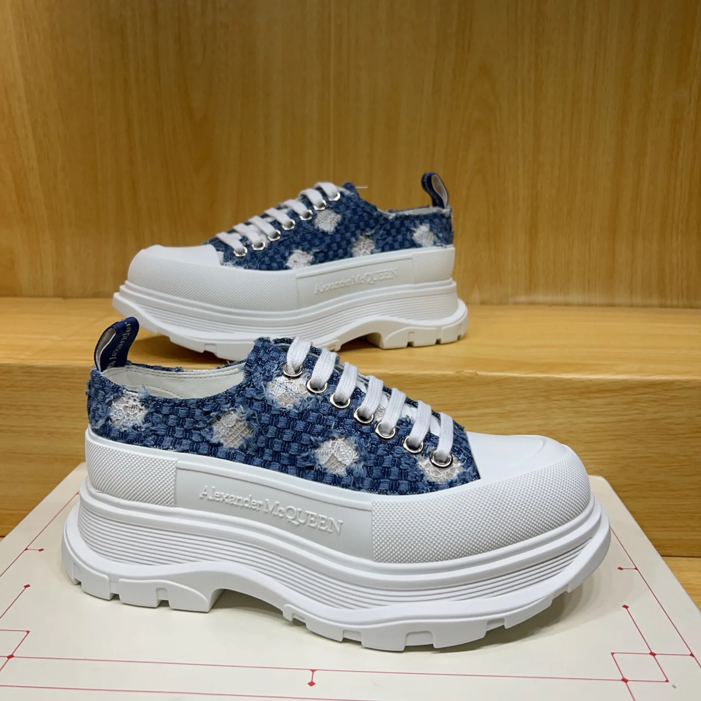 Women's Sneakers ALEXANDER MCQUEEN 17545166