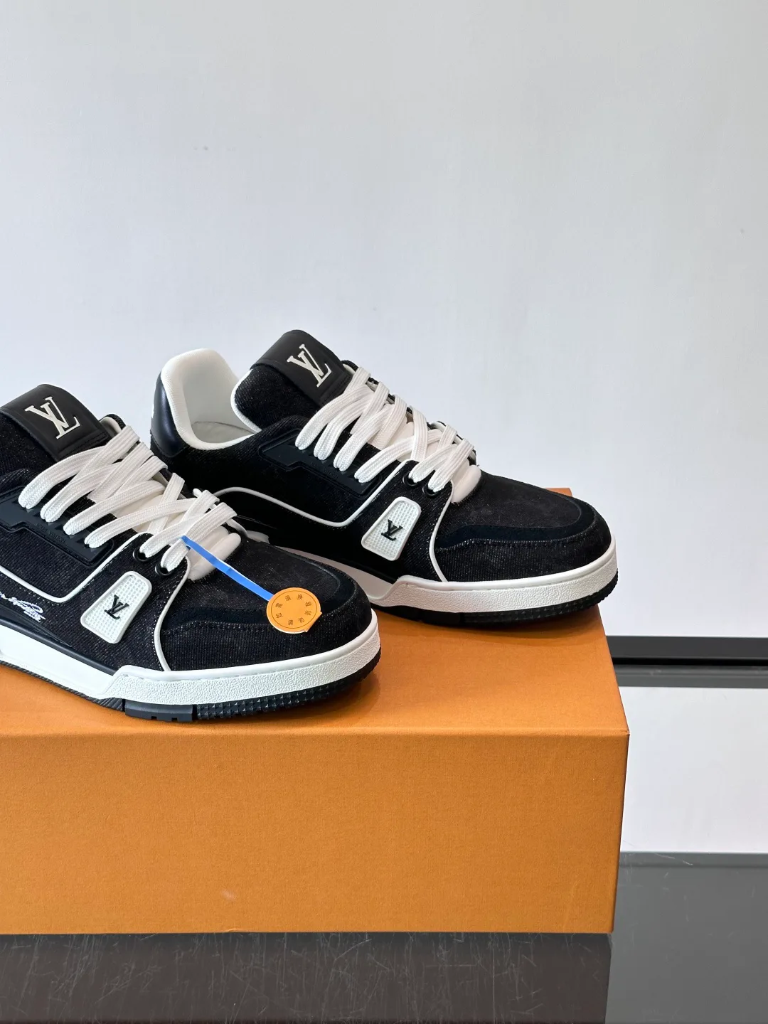 Women's Sneakers LOUIS VUITTON 18297327