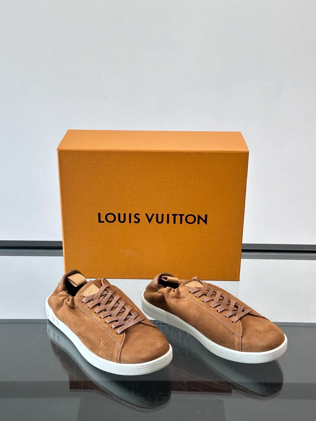 Men's Sneakers LOUIS VUITTON 18263698