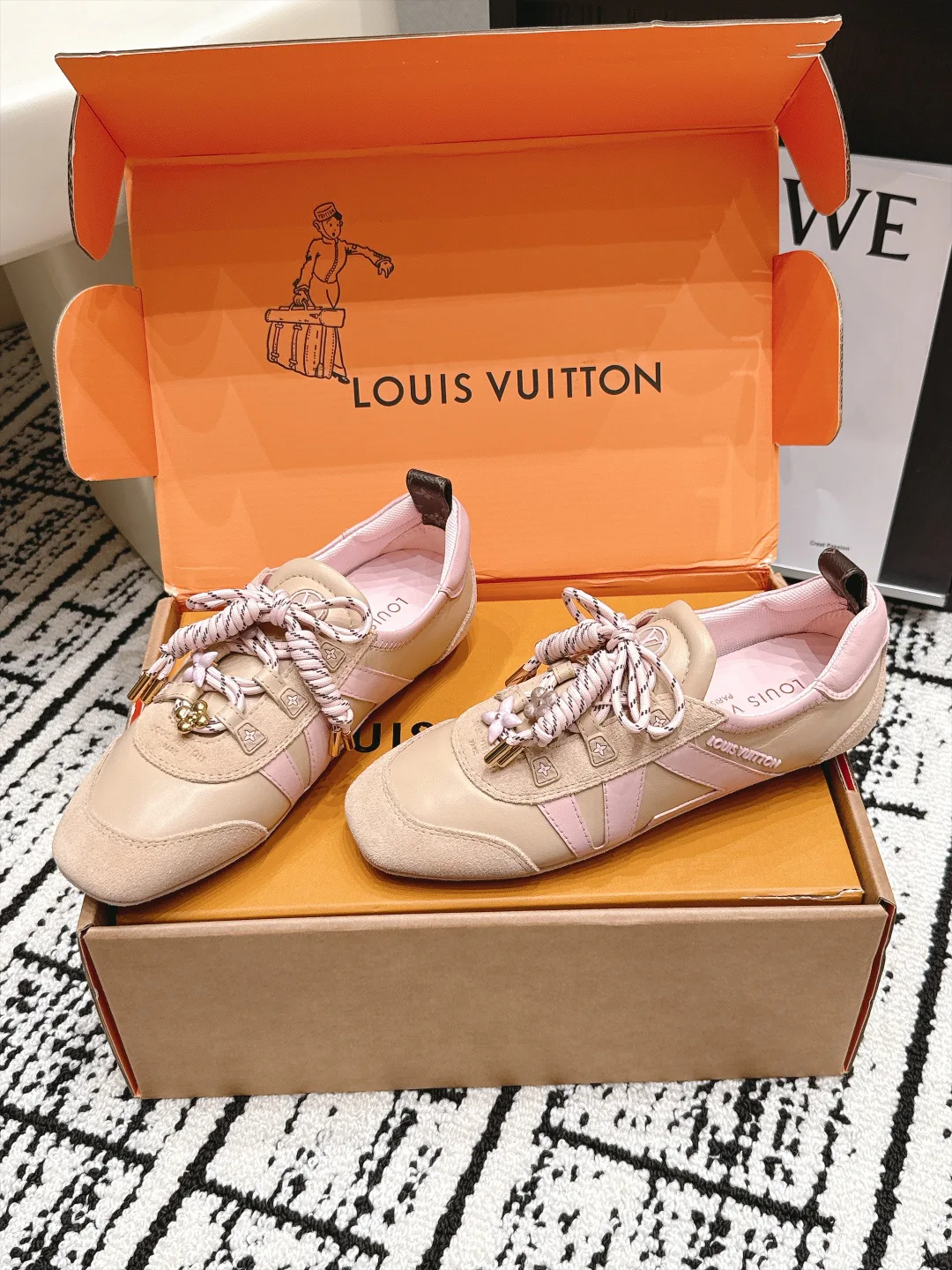 Women's Sneakers LOUIS VUITTON 17978325