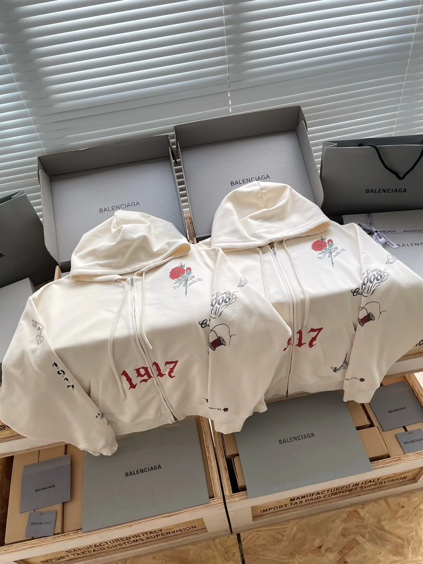 Men's Sweatshirts And Hoodies BALENCIAGA 18153416