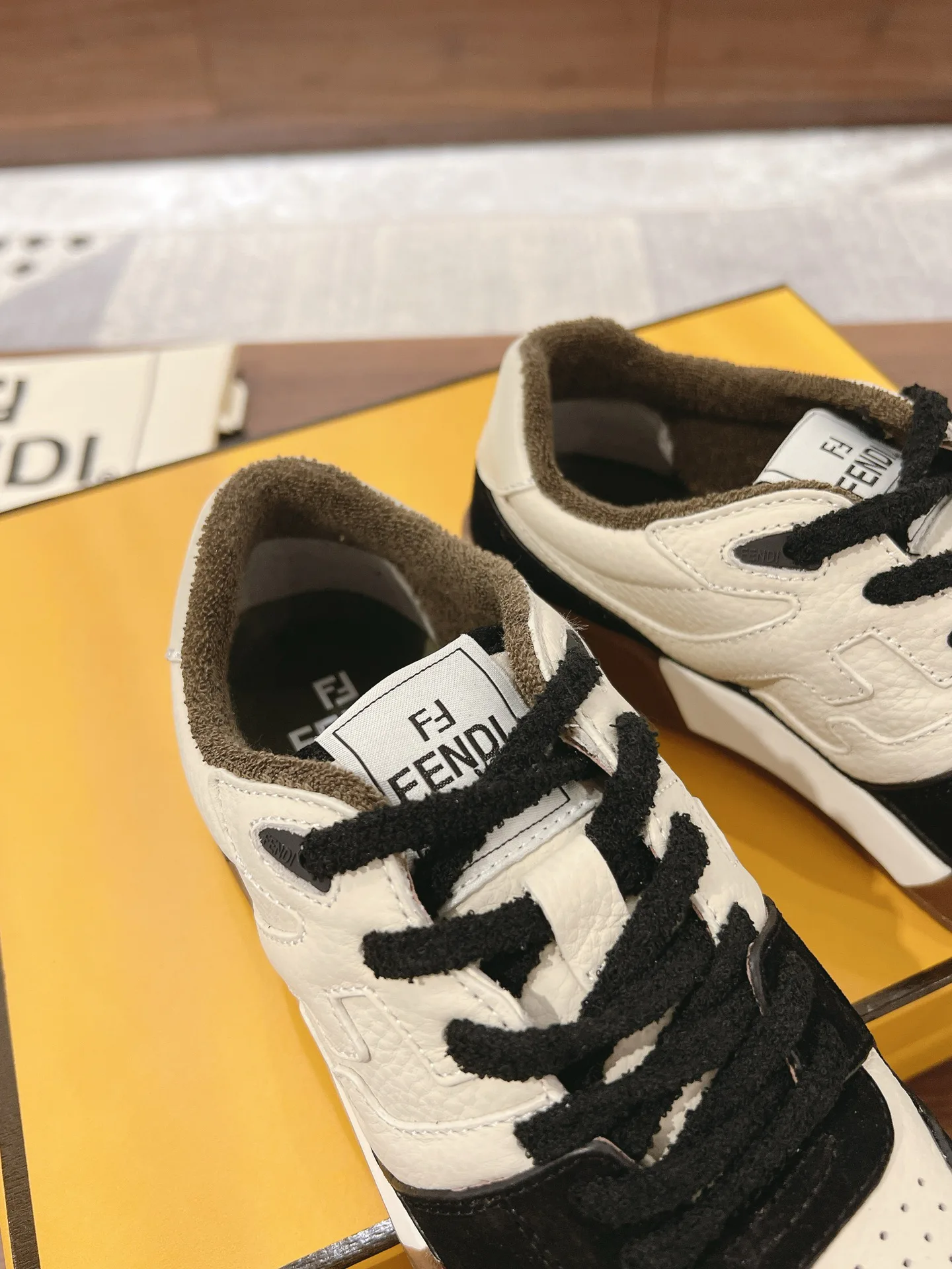 Women's Sneakers FENDI 18219599
