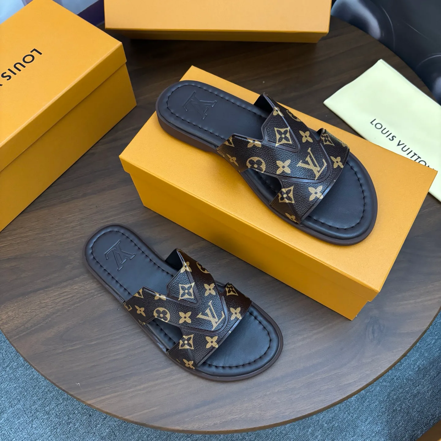 Men's Flip-Flops LOUIS VUITTON 18103789