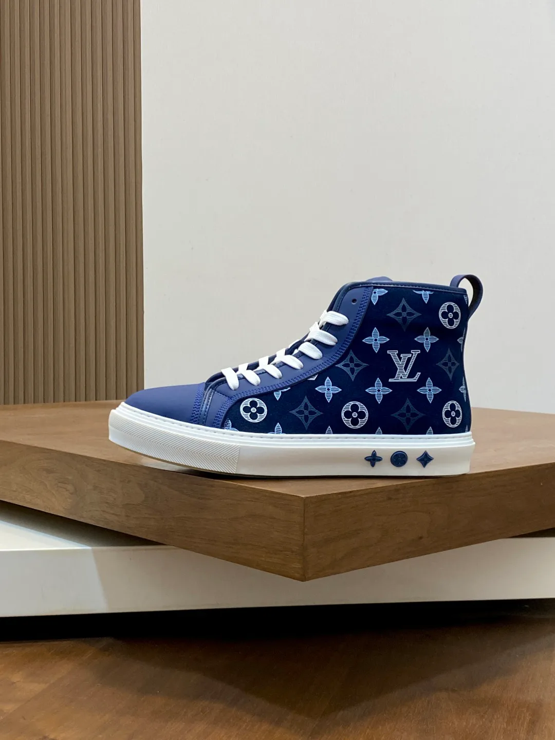 Men's Sneakers LOUIS VUITTON 18363476