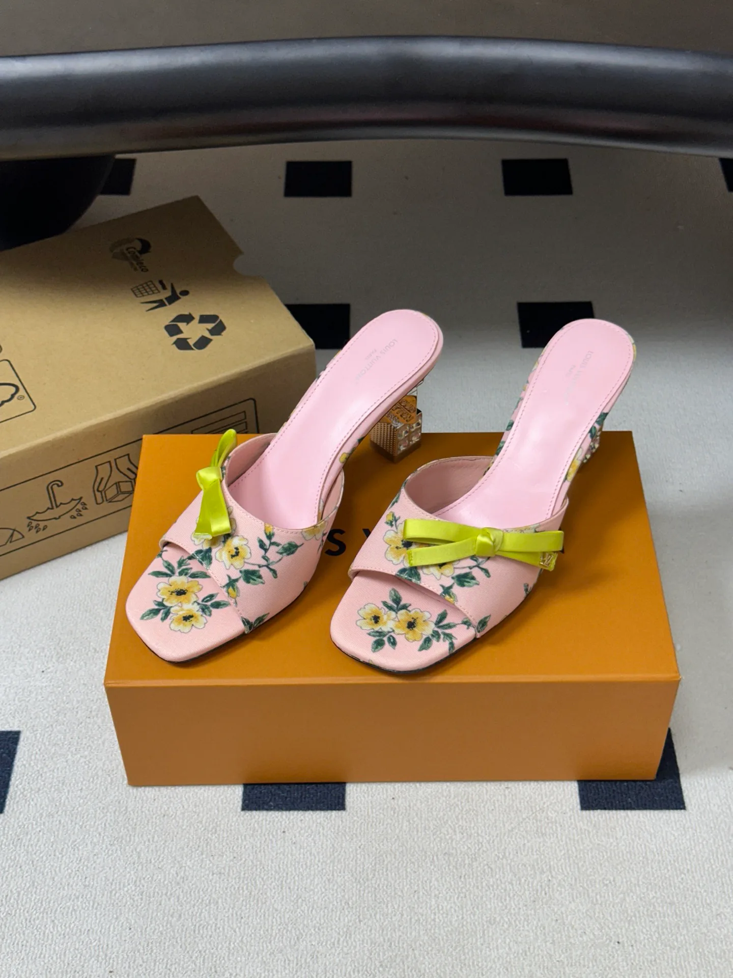 Women's Open-Toe Sandals LOUIS VUITTON 17768223
