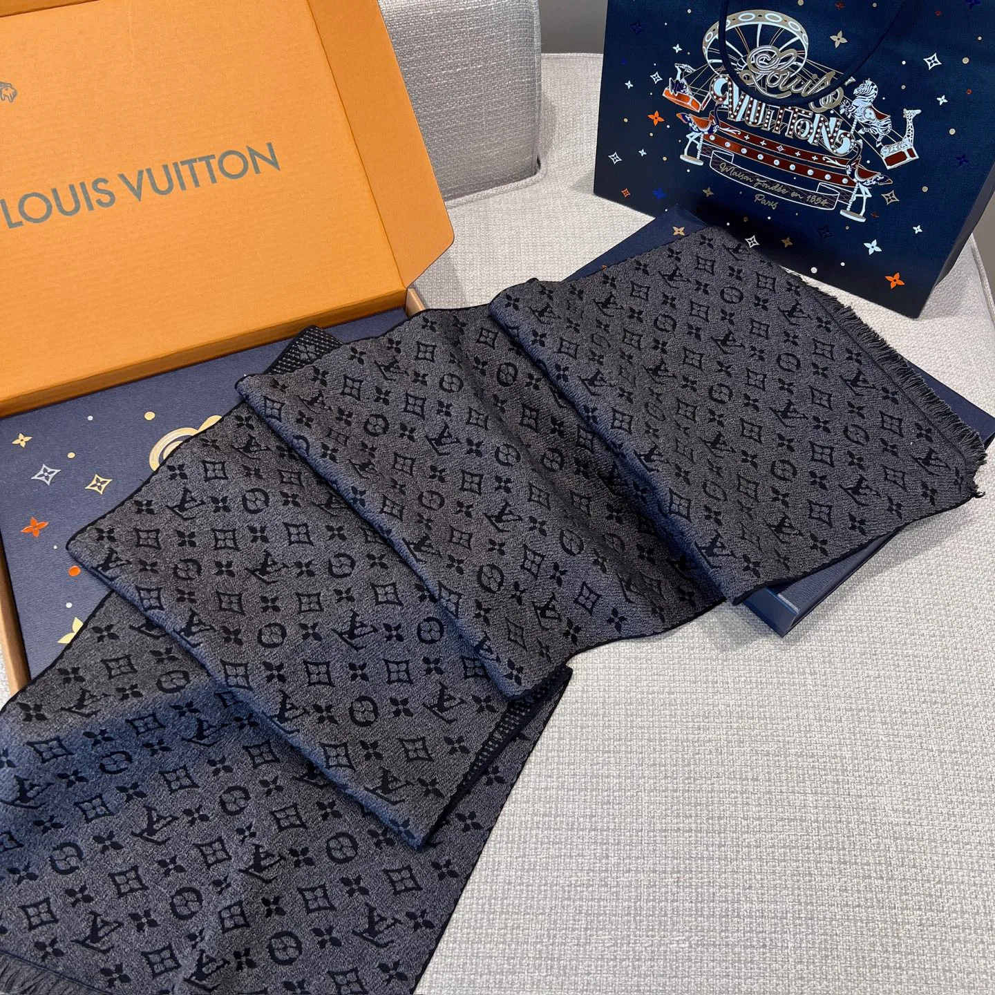 Scarves LOUIS VUITTON 18210463
