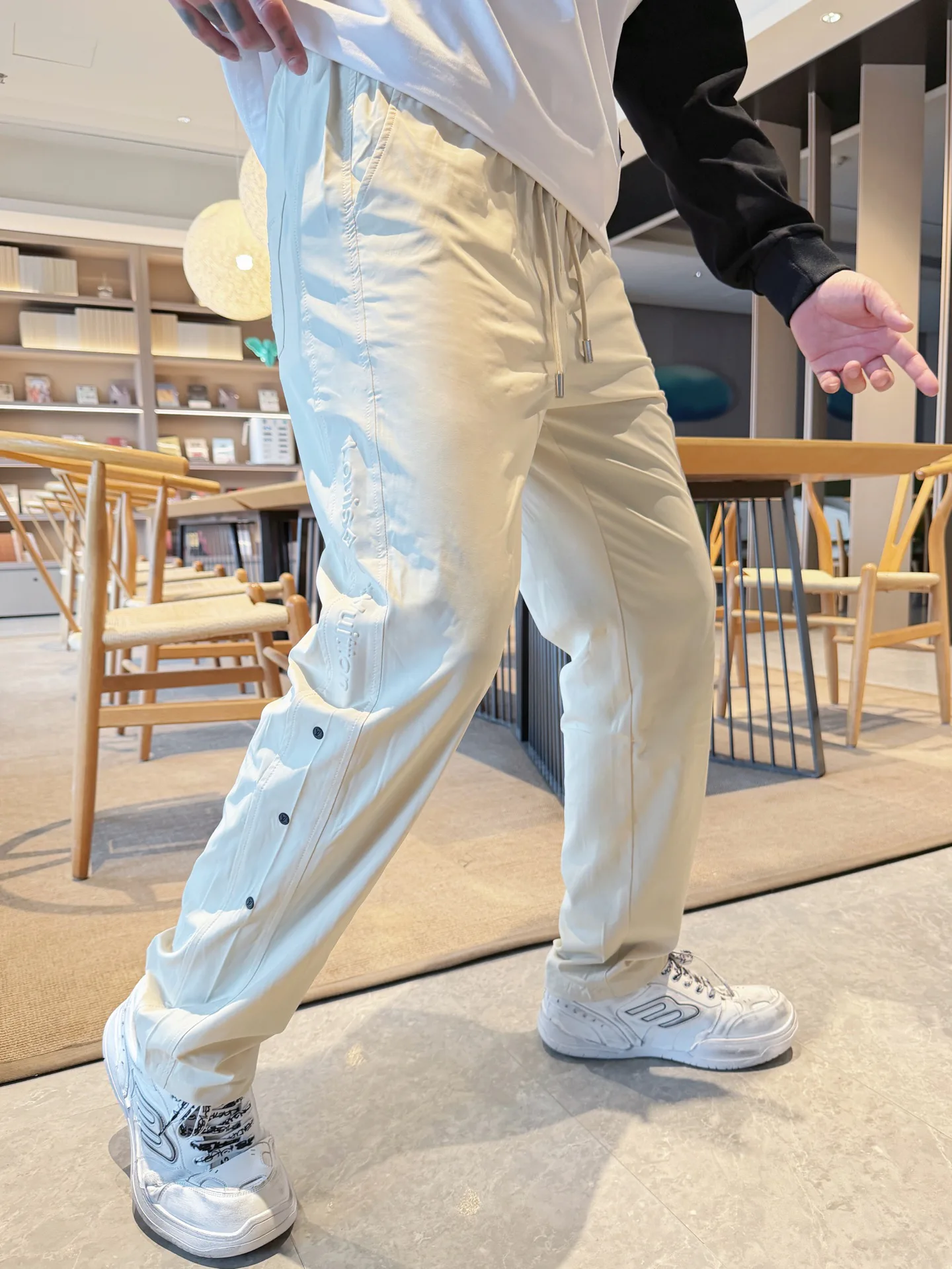 Men's Trousers LOUIS VUITTON 18345818