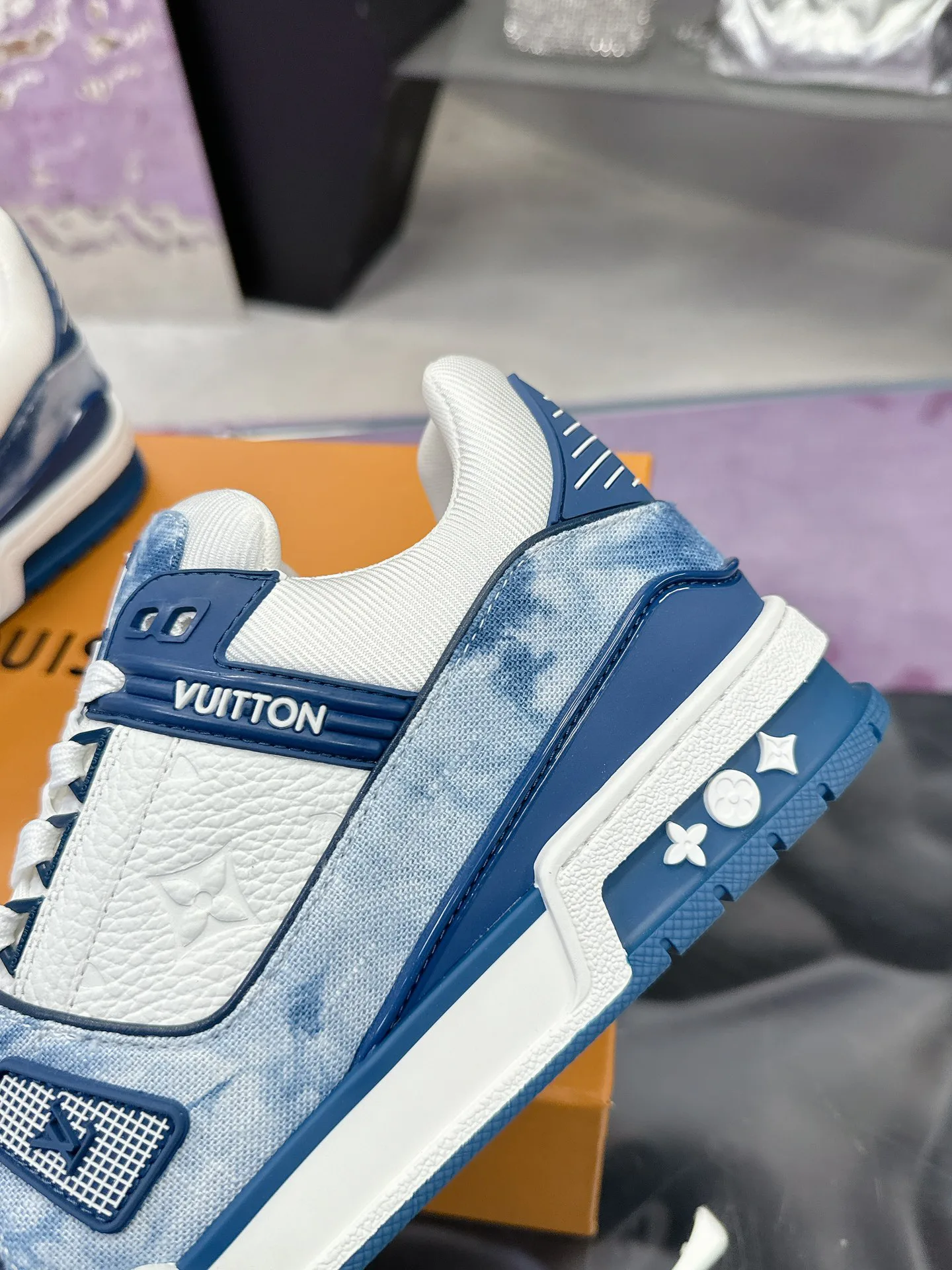 Women's Sneakers LOUIS VUITTON 17530409