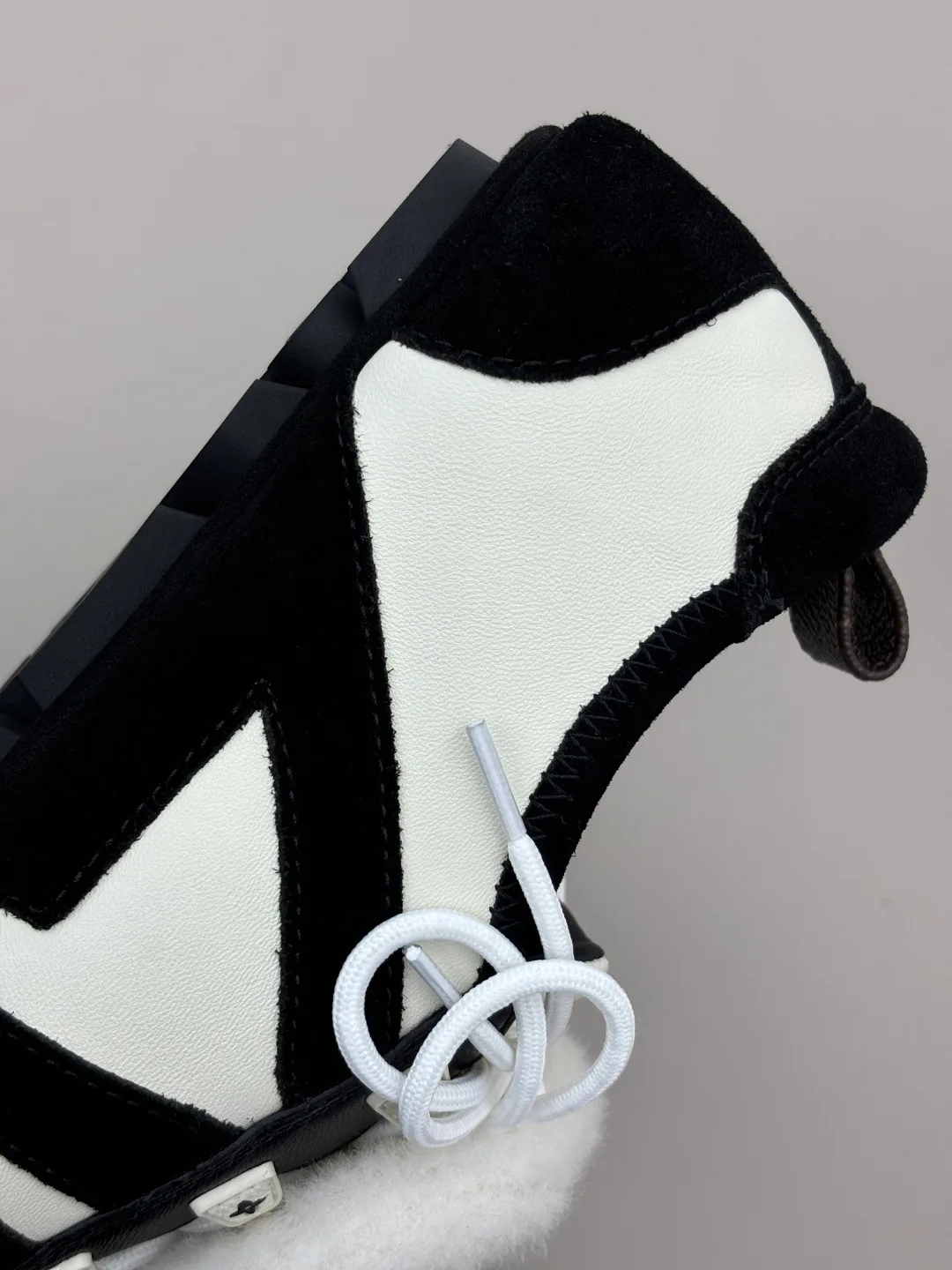 Women's Sneakers LOUIS VUITTON 18006199
