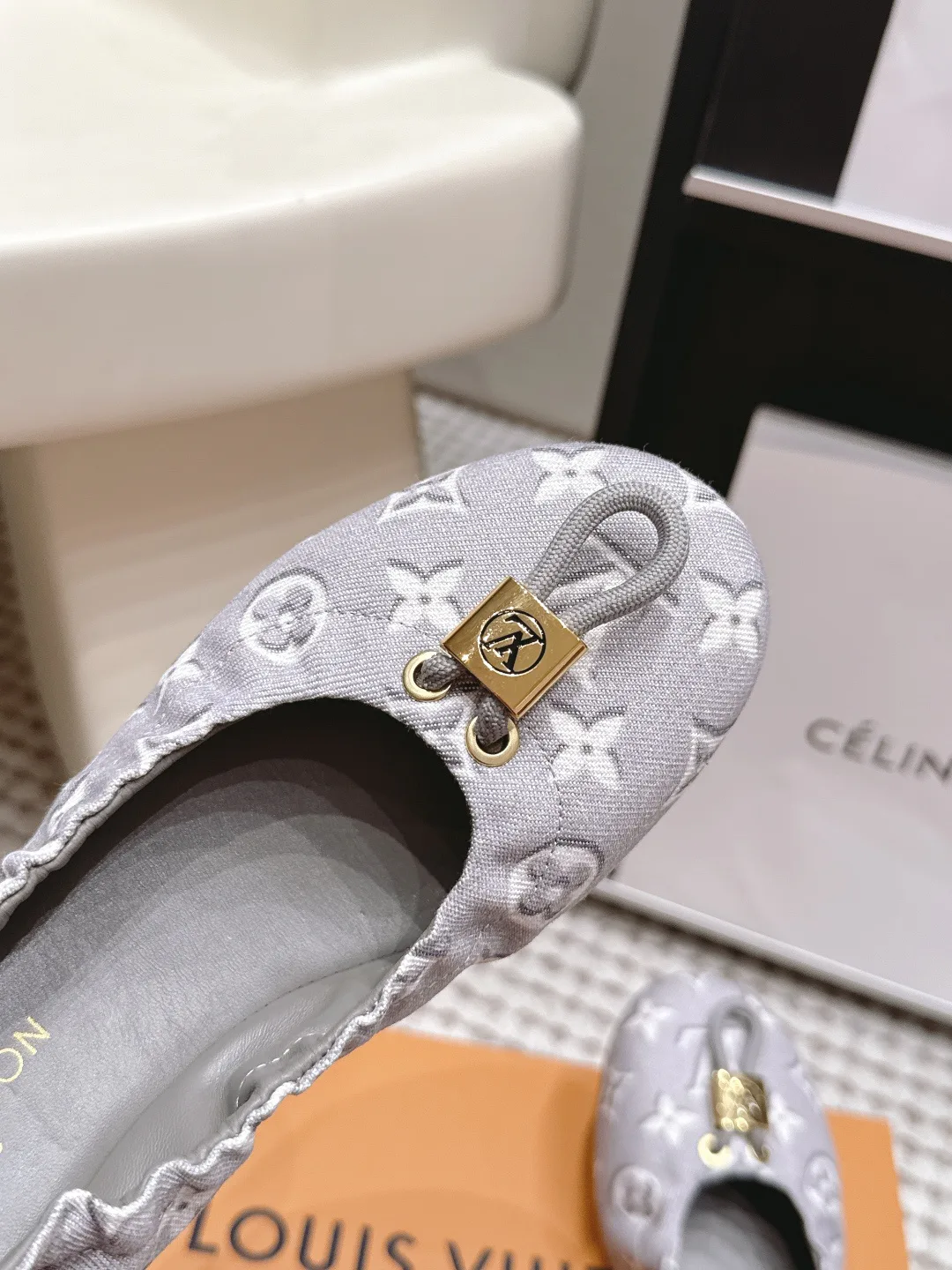 Women's Ballet Flats LOUIS VUITTON 17421356