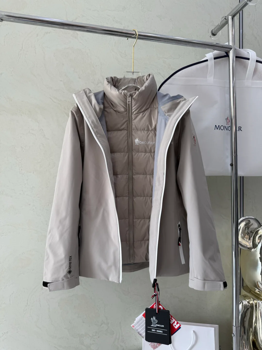 Women's Jackets And Down Jackets MONCLER 18043546