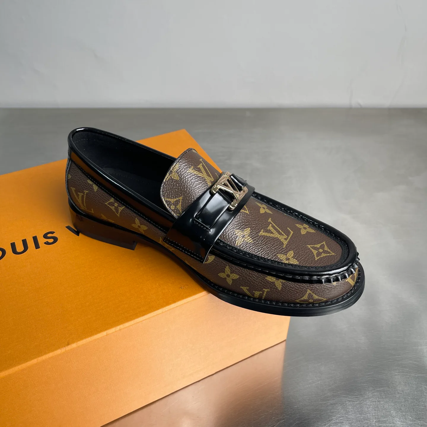 Men's Loafers And Dress Shoes LOUIS VUITTON 18519393