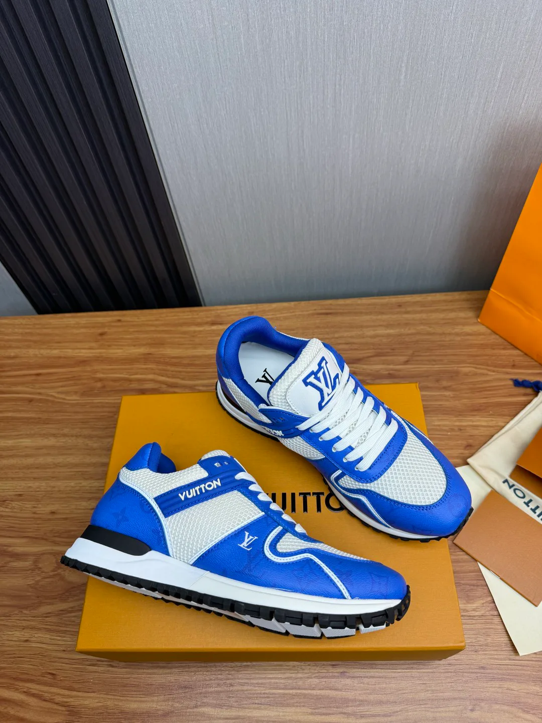 Men's Sneakers LOUIS VUITTON 17429936